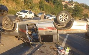 Önce takla attı, orta refuje devrildi...