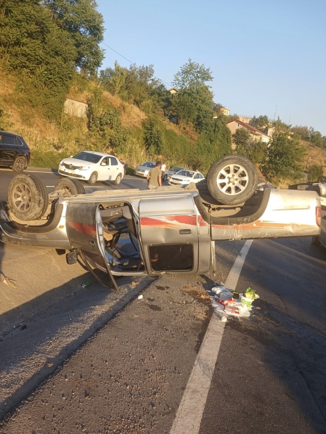 Önce takla attı, orta refuje devrildi...