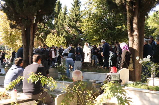 Öğretmen, gözyaşlarıyla uğurlandı...