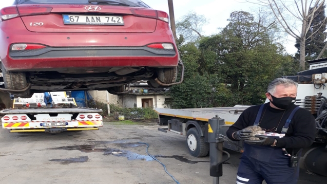 Motor kısmına giren kedi işte böyle kurtarıldı...