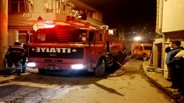 3 katlı binanın 3’ncü katında yangın çıktı...