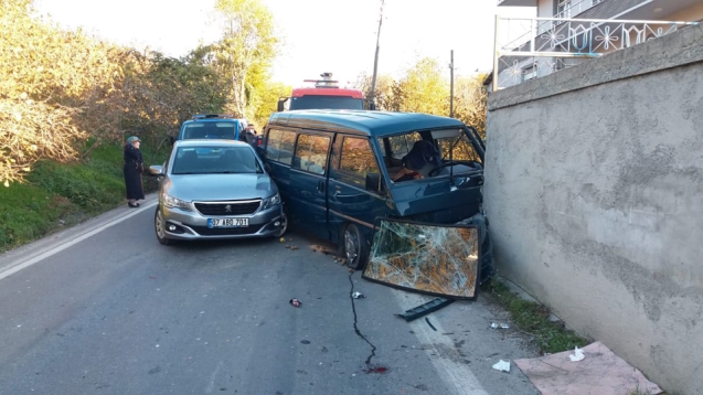 Minibüsle otomobil kaza yaptı 2 yaralı var...