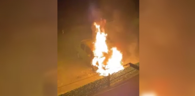 Park halindeki otomobil alev alev yandı...