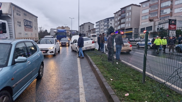 Kamyonetle çarpıştı... Tel örgüleri parçalayarak durabildi..