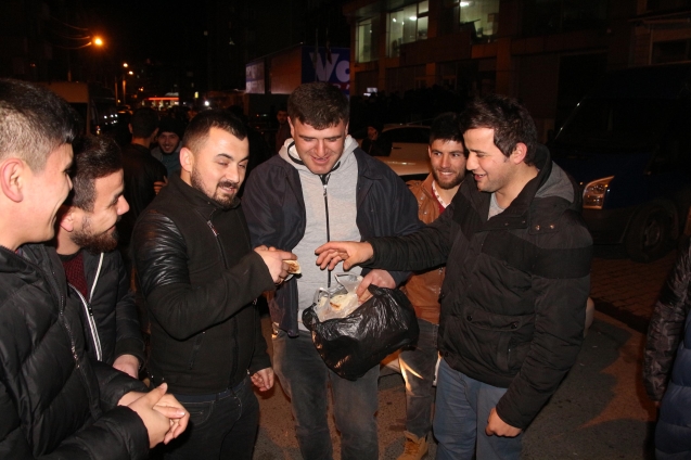 Masa kuranda var, evden ekmeğini alıp gelende…