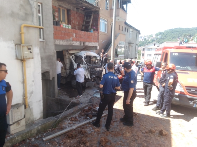 Freni patladı... Önce direğe sonra ise...