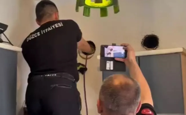 İtfaiye ekipleri bacaya sıkışan yavru kargayı kurtardı...
