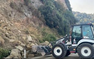 Kaya parçaları düştü...Yol kapandı...