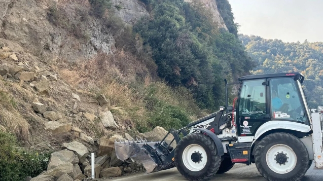 Kaya parçaları düştü...Yol kapandı...