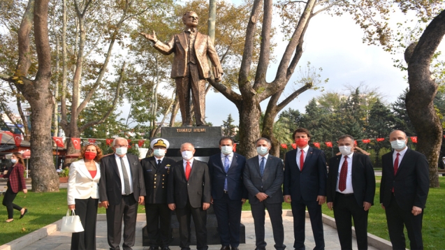 CUMHURİYET BAYRAMI’NDA TUNALI HİLMİ HEYKELİ...