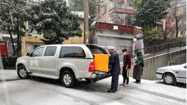 Aşevi görevlileri, yardıma devam ediyor...