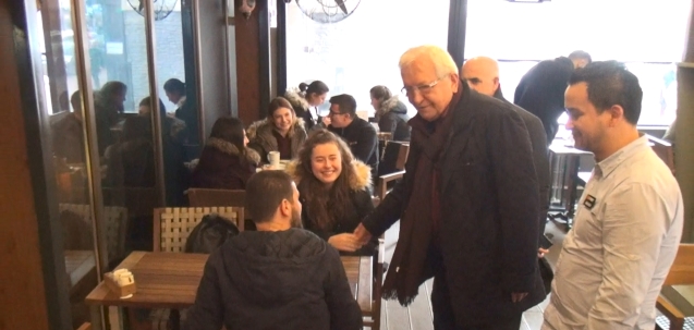 Kafede gençlerle sohbet etti…