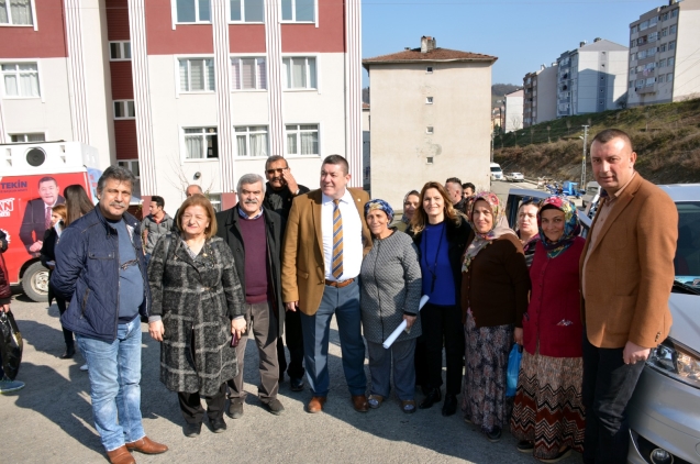 Başkan Tekin vatandaşlarla kucaklaştı
