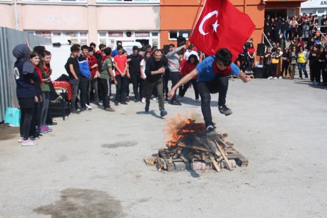 Öğrenciler ateşin üzerinden atladı…