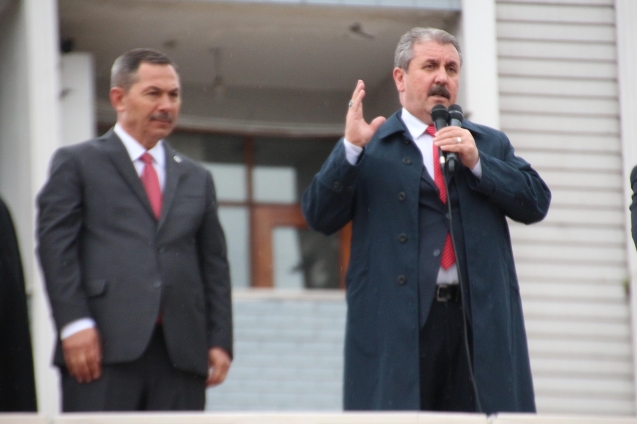 Siyasi bölücülerle bizler mücadele edeceğiz…