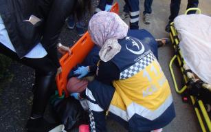 Kamyonetin altın da kalan yaşlı kadın ağır yaralandı