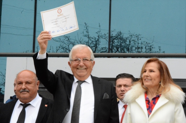 Önce mazbatasını, sonra belediyeyi devraldı…