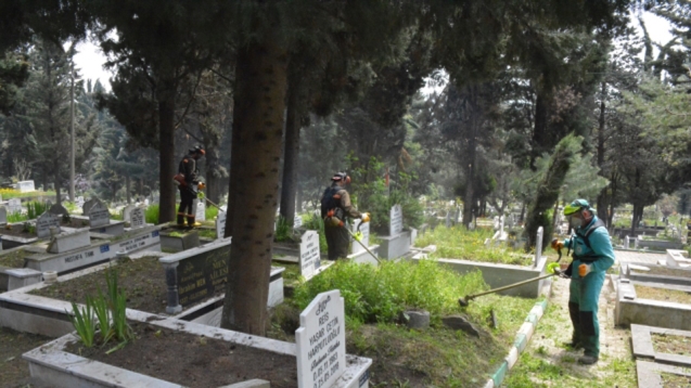 Mezarlıklar temizlenip bayrama hazırlanıyor