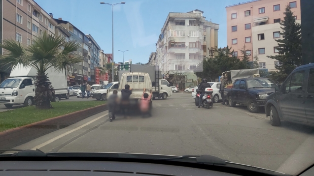 Çocukların tehlikeli hareketi…