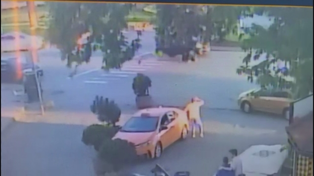 Yaya geçidinde yayaya çarptı... O anlar kamerada...