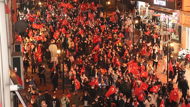 Cumhuriyet coşkusu... Binlerce insan korteje katıldı...