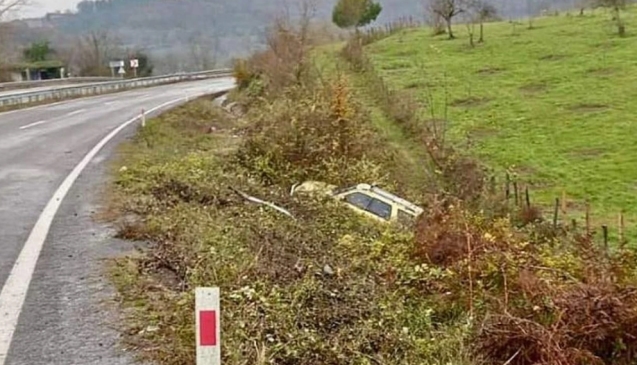 Şarampole yuvarlandı... 2 kişi yaralı...