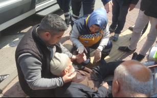 Yaşlı adam düştü, vatandaş tepki gösterdi…