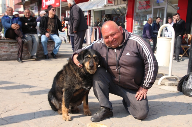 Kazancının yarısını sokak köpeklerine harcıyor…