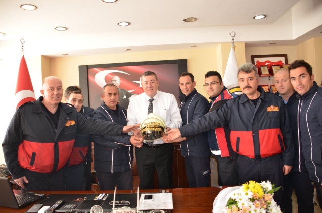 Tekin’ e itfaiyeci kaskı hediye ettiler…