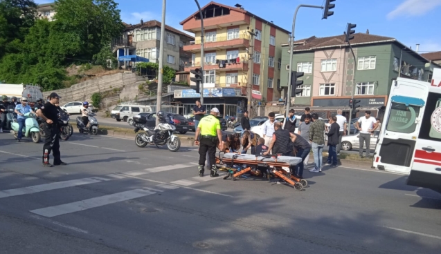 Yolun karşısına geçmek isteyen yayaya otomobil çarptı...