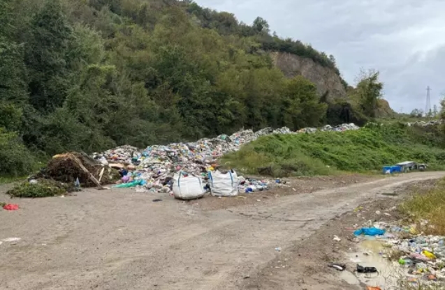 Vahşi depolama alanı dolunca, çöpler yola dökülmeye başlandı