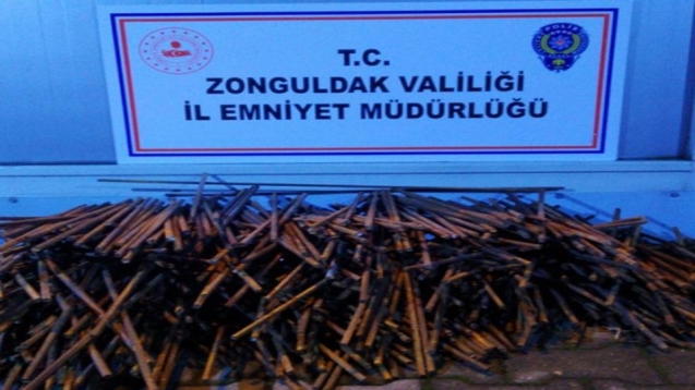 Demirleri çalarken suçüstü yakalandılar...
