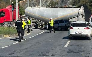 OSB kavşağında kaza… Otomobil TIR’ın altına girdi…