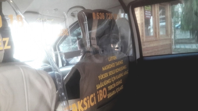 Korona virüsten korunmak için şeffaf kabin yaptırdı...