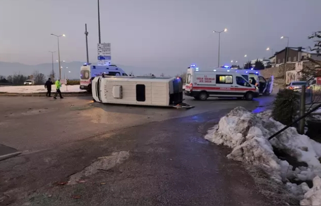 Gizli buzu fark etmeyen sürücü kayarak refüje çıktı...