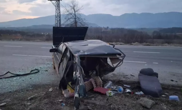 İkiye bölünen otomobilden yaralanmadan kurtuldu...