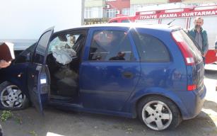 Havalandı kamyonun altına girdi. 