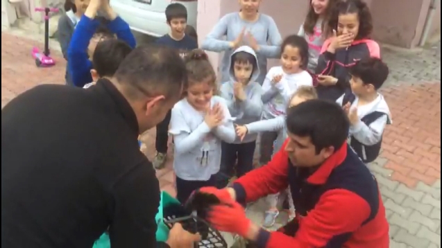 Çocukların alkışı itfaiye erlerine…