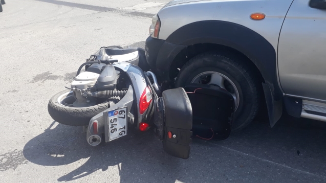 Motosiklet kamyonetin altına girdi…   