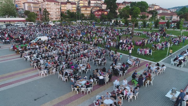 BİNLERCE İNSAN AYNI SOFRADA ORUÇLARINI AÇTI