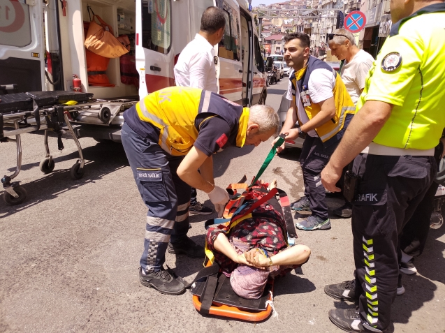 Otomobil yayaya çarptı... Hastaneye kaldırıldı...