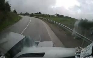 Minibüs ile otomobilin çarpıştığı kaza kamerada; 6 yaralı