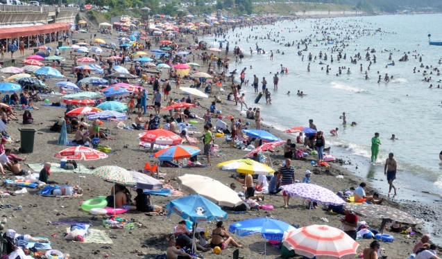 HALK, PLAJA AKIN ETTİ...