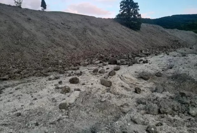 Toprak kaydı... Köy yolu ulaşıma kapandı...