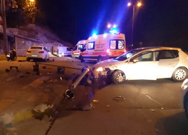 Önce kaldırıma çıktı... Sonra direğe çarptı...