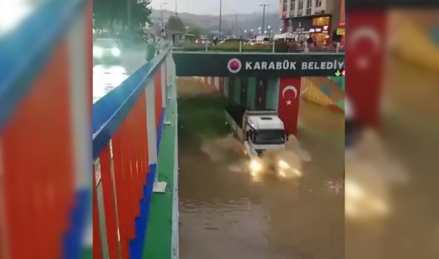 Sağanak yağışta vatandaşlar zor anlar yaşadı...