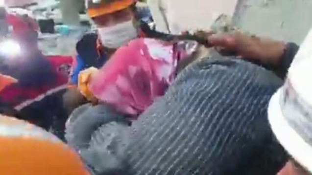 Zonguldak AFAD enkaz altından bir kişiyi kurtardı...