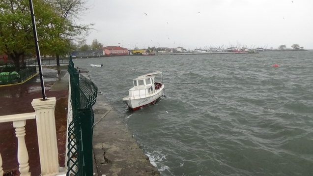 Teknesini bağlamaya çalışırken denize düştü...