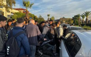 Seyir halindeki otomobile çarptı... Hastaneye kaldırıldı...