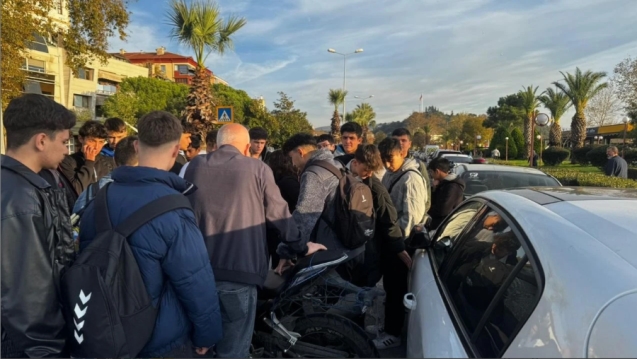 Seyir halindeki otomobile çarptı... Hastaneye kaldırıldı...